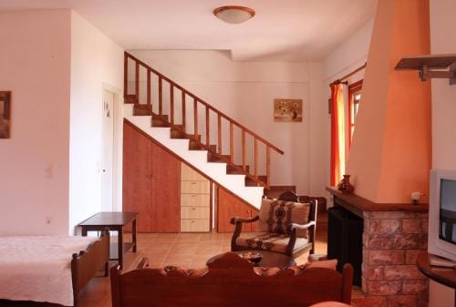 Ikaria Utopia - Cusco Studios Hotel in Icaria