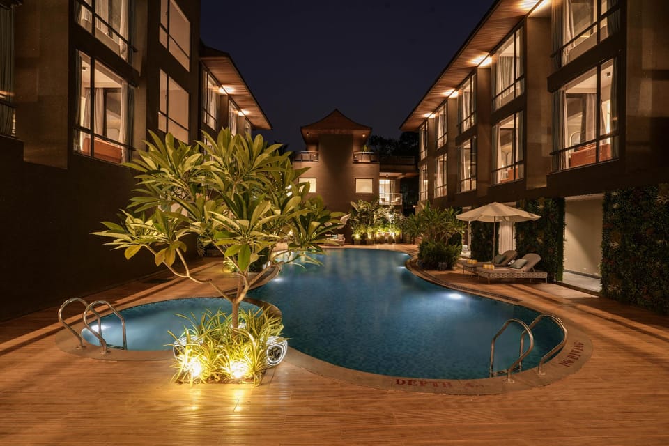 Swimming pool [outdoor]
