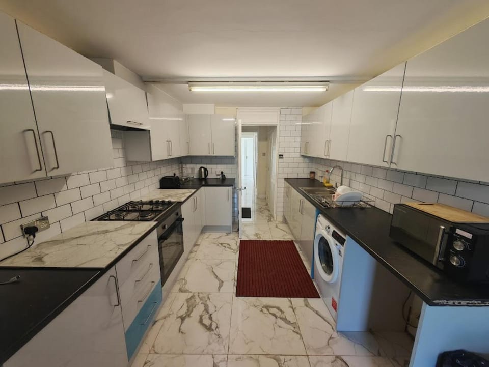 SnoozeDen Chalvey – Free Parking, Near M4 J6 Hotel in Slough