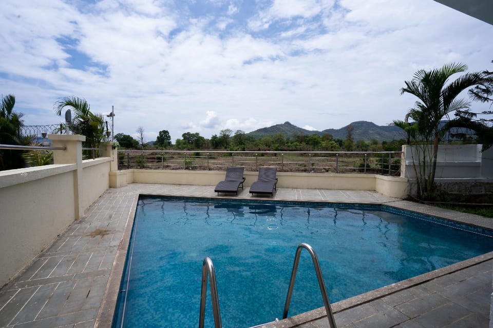 Poolside bar