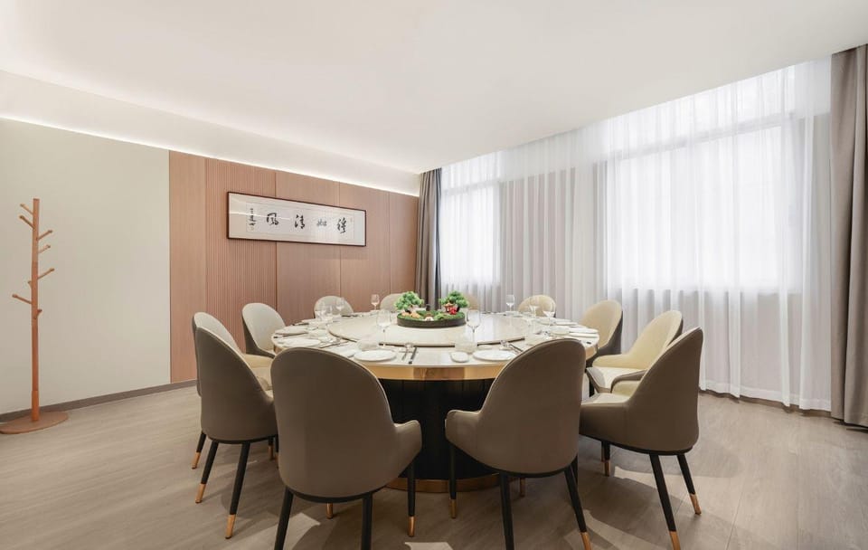 Four Seasons Resort Hotel (Jinhua High-speed Railway Station Yintai City Branch) Hotel in Zhejiang