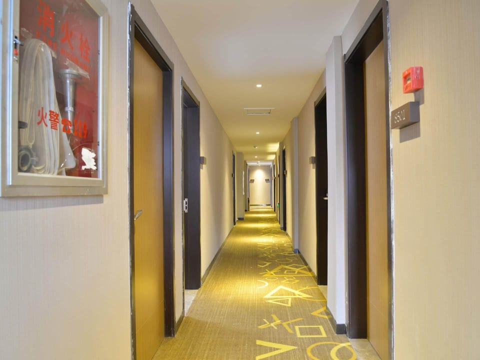 IU Hotel Hangzhou West Lake Fengqi Road Subway Station Hotel in Hangzhou