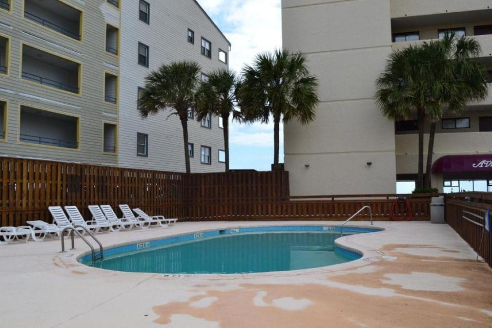 Swimming pool [outdoor]