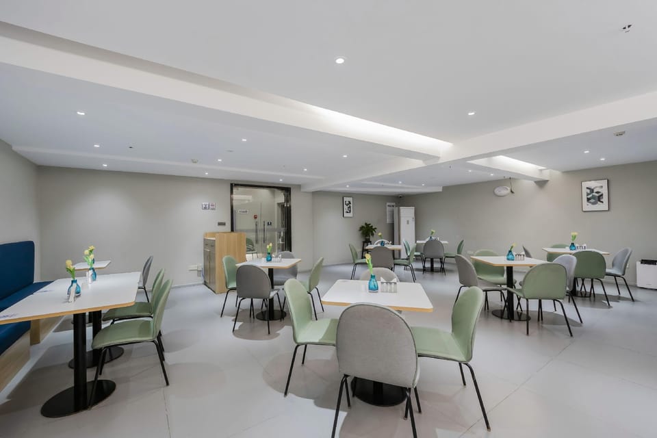 Home Inns-affiliated Ripple Cloud Hotel - Nanjing Qiaobei Hongyang Plaza Tianruncheng Metro Station Hotel in Nanjing