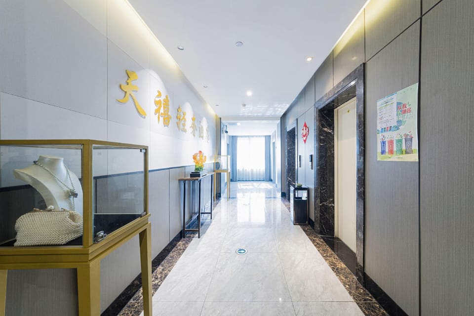 Tianxi Luxury Hotel (Zhuji Baolong Plaza Branch) Hotel in Hangzhou