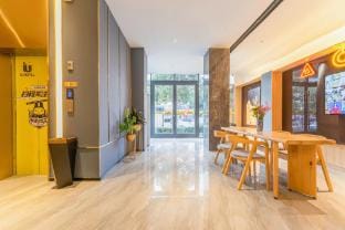iu Hotel (Zaozhuang West Railway Station Wanda Plaza Branch) Hotel in Jiangsu