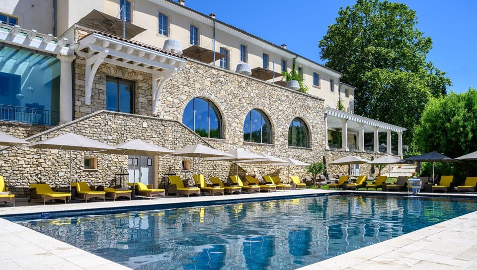 Swimming pool [outdoor]