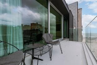 Huswell - Beachfront apartment with sea view Hotel in Koksijde