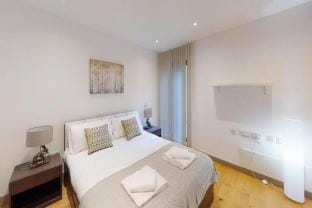 Kew Bridge by Charles Hope Hotel in Brentford
