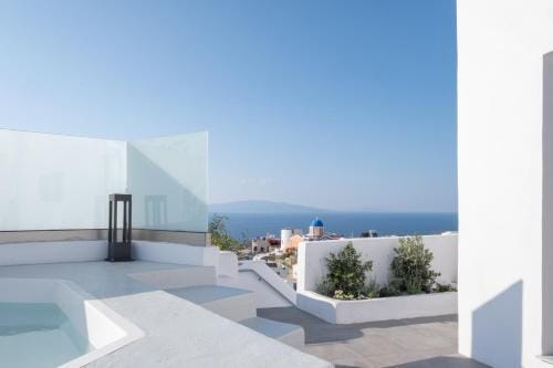 OUTOPOIA Hotel in Oia