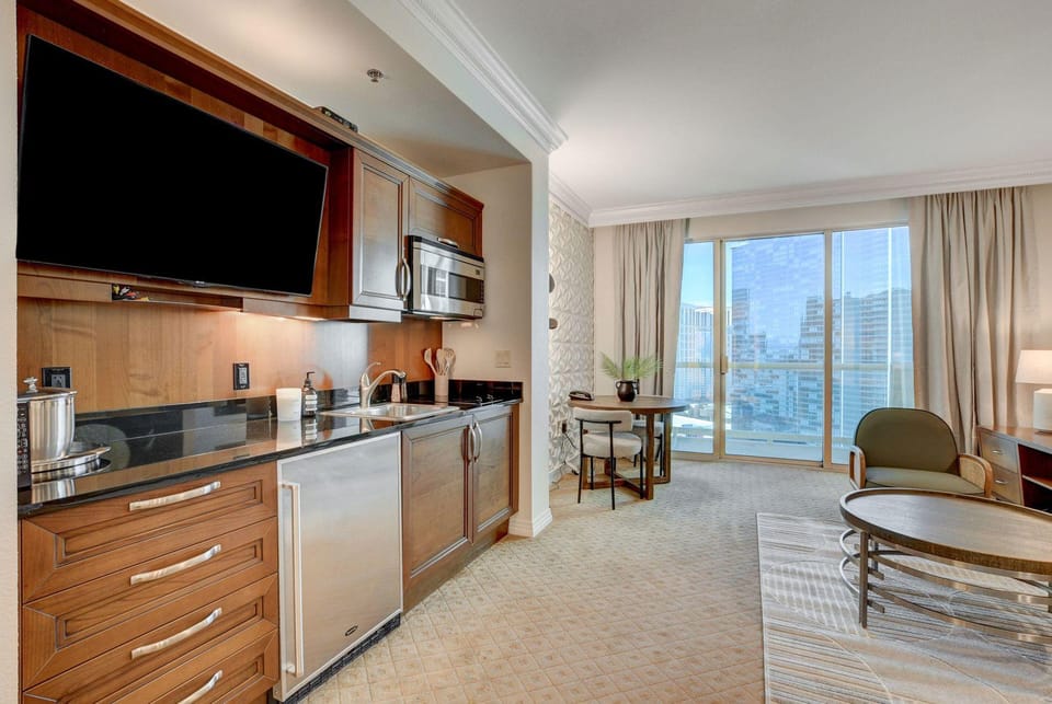 Premium Suite w/balcony at The Signature Hotel in Las Vegas Strip