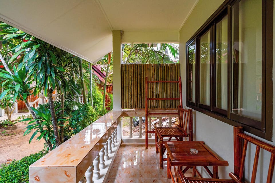 Lanta Beachfront Resort Hotel in Sala Dan