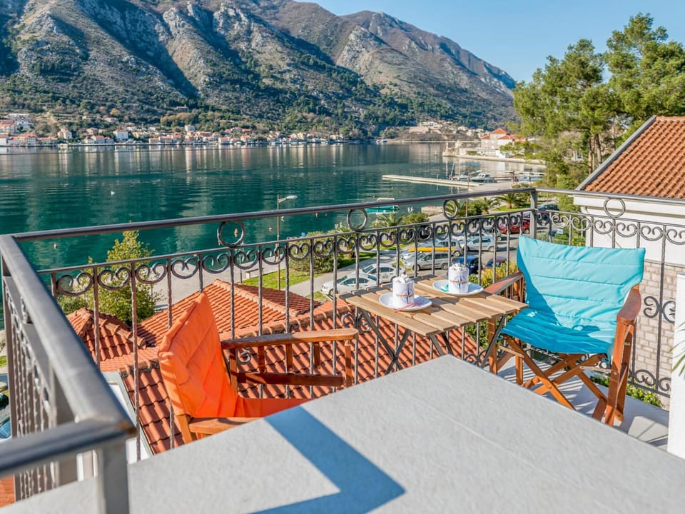Apartments Windrose Hotel in Dobrota