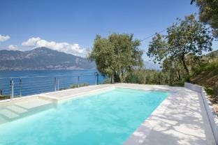 Wally’s Terrace Apartment With Pool Hotel in San Zeno di Montagna