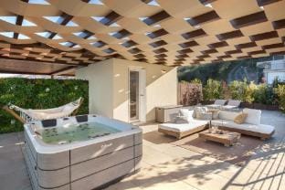 Wally’s Terrace Apartment With Pool Hotel in San Zeno di Montagna