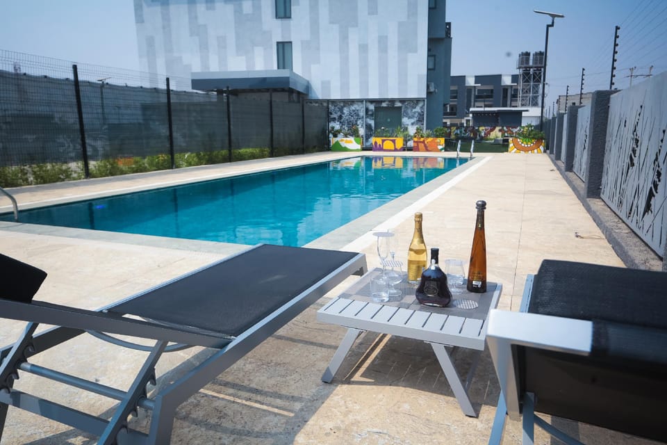 Swimming pool [outdoor]