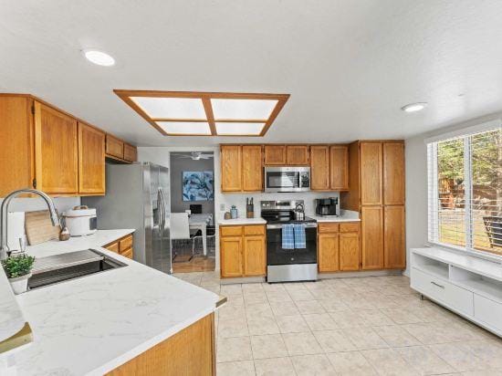Cozy 3BR Family Home with Patio & BBQ grill, Close to Casinos and Shops Hotel in Reno