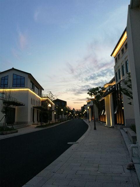 Between Deshe • Shanju Chasu (Xianghu Shop) Hotel in Hangzhou
