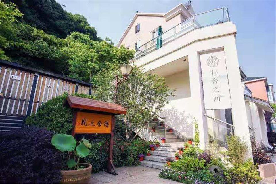 Between Deshe • Shanju Chasu (Xianghu Shop) Hotel in Hangzhou