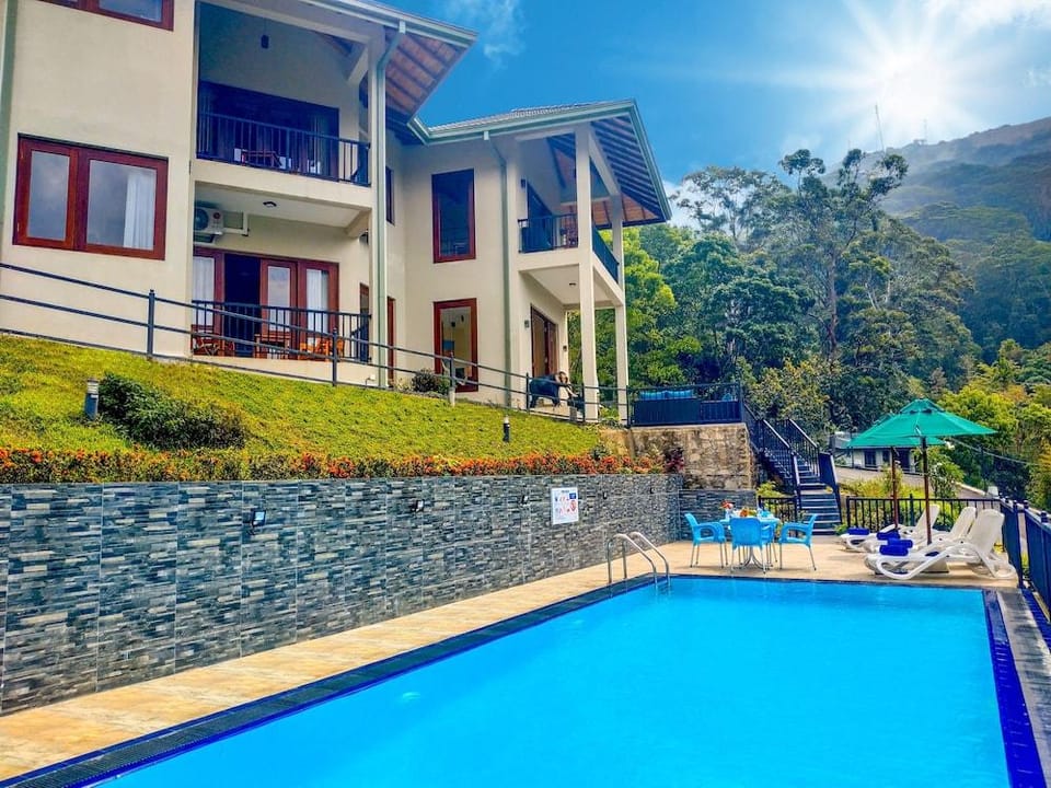 The Grand Hills Hotel in Gangawatakorale