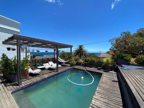 Villa Paradiso, Luxurious 8-Unit Escape in Bakoven, Camps Bay ! Hotel in Cape Town