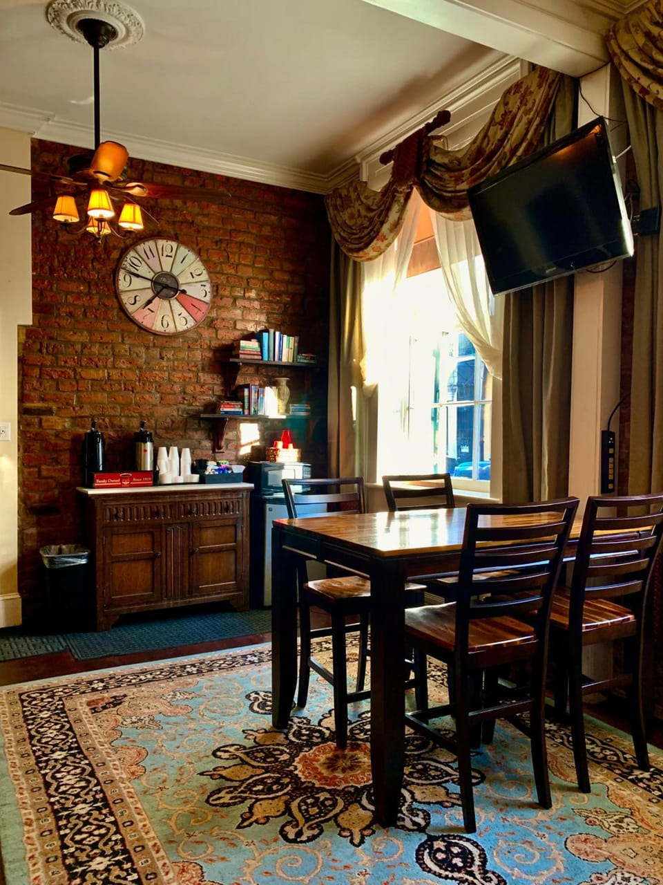 Shared lounge/TV area