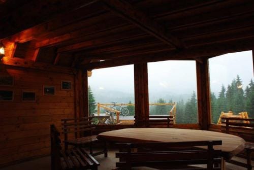 Mountain bungalows and a Hobbit House - Jazavcije Rupe Lodge in Federation of Bosnia and Herzegovina