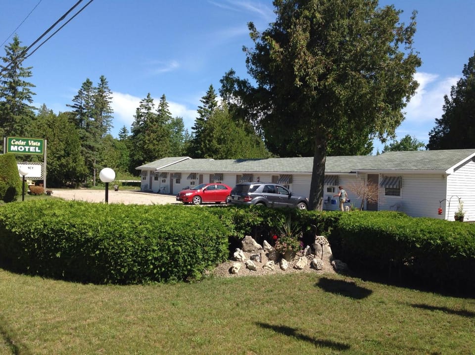 Cedar Vista Motel Motel in Tobermory