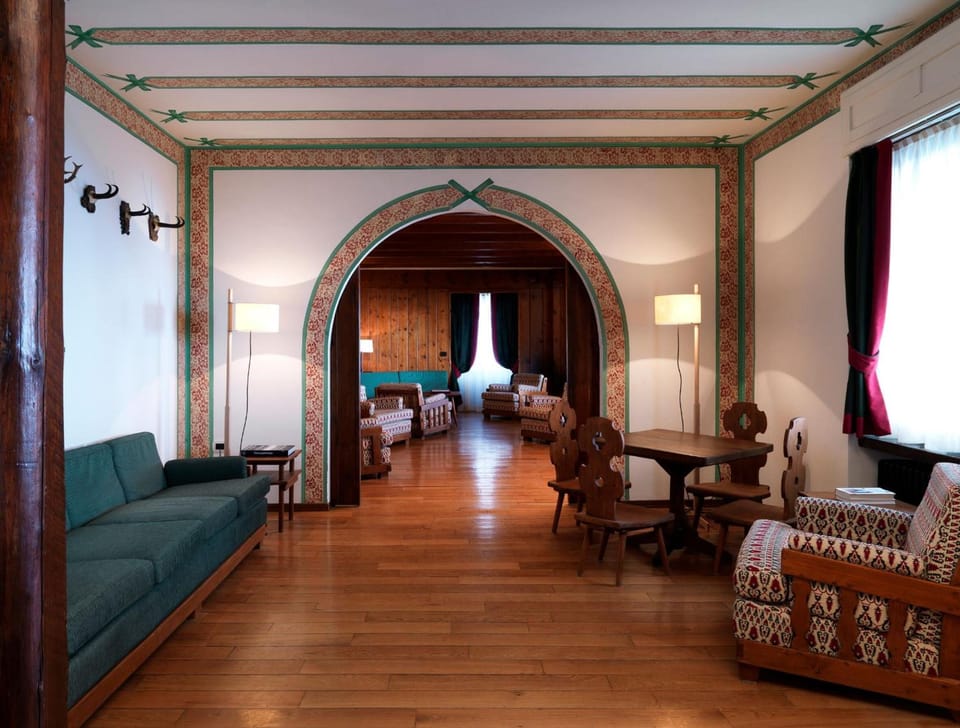 Shared lounge/TV area