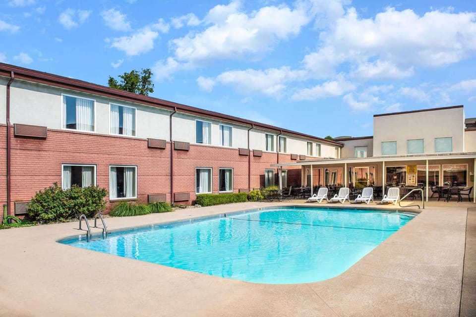 Days Inn And Suites Branson Hotel in Branson