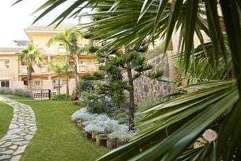 Aloha Hill Club Golf & Spa Apartments Hotel in Marbella