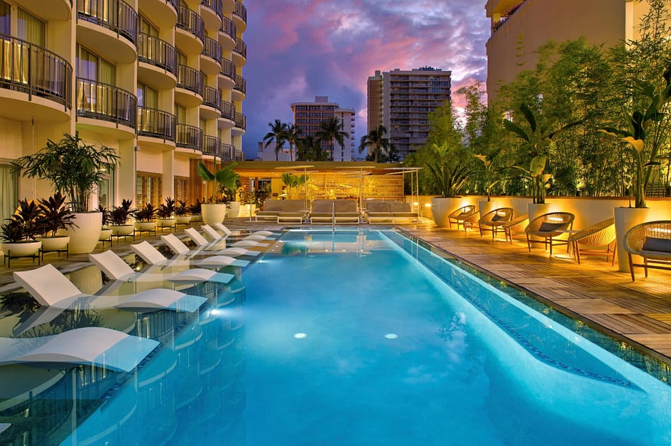 Swimming pool [outdoor]