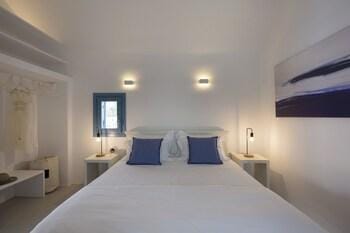 Akrotiri Cove Hotel in Santorini