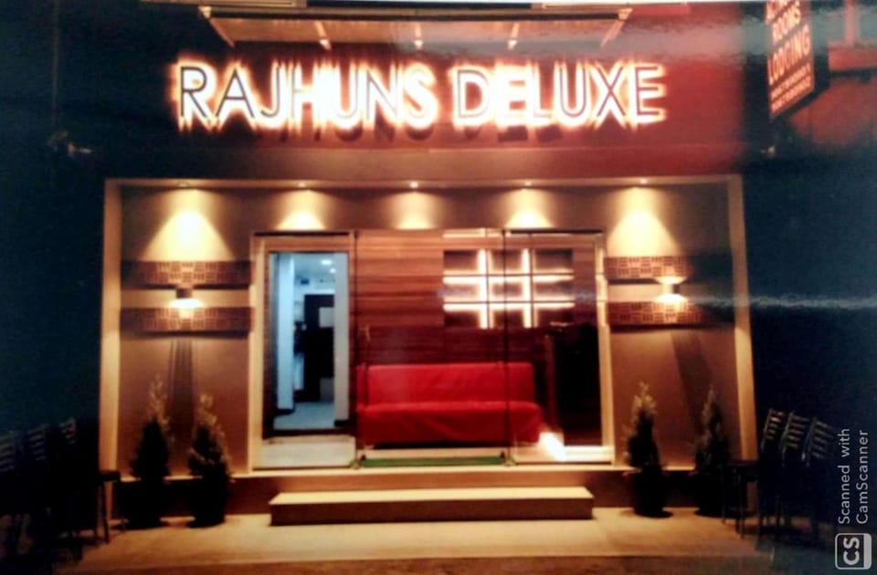 Rajhuns Deluxe Lodging Hotel in Maharashtra