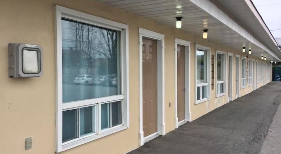 Auberge du Lac Beauchamp Hotel in Gatineau