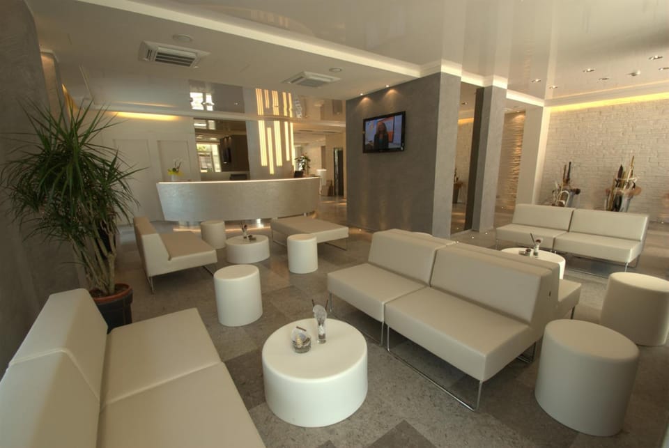 Shared lounge/TV area