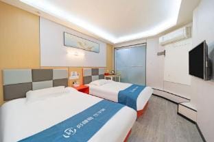 Quiet Express Hotel (Nanjing South Railway Station Mingfa Square Subway Station) Hotel in Nanjing