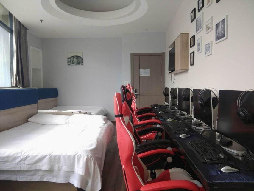 Boerman Electric Sports Apartment (Shanghai Gucun Park Subway Station Branch) Hotel in Shanghai