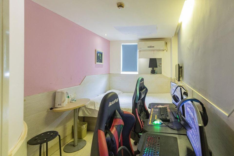 Boerman Electric Sports Apartment (Shanghai Gucun Park Subway Station Branch) Hotel in Shanghai