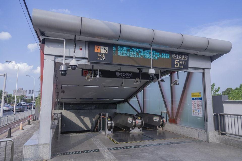 Boerman Electric Sports Apartment (Shanghai Gucun Park Subway Station Branch) Hotel in Shanghai