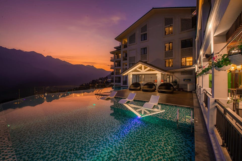 Swimming pool [outdoor]