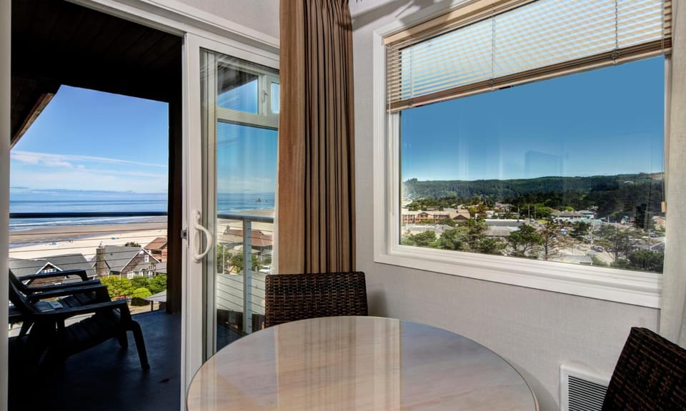 Hallmark Resort in Cannon Beach Hotel in Tolovana Park