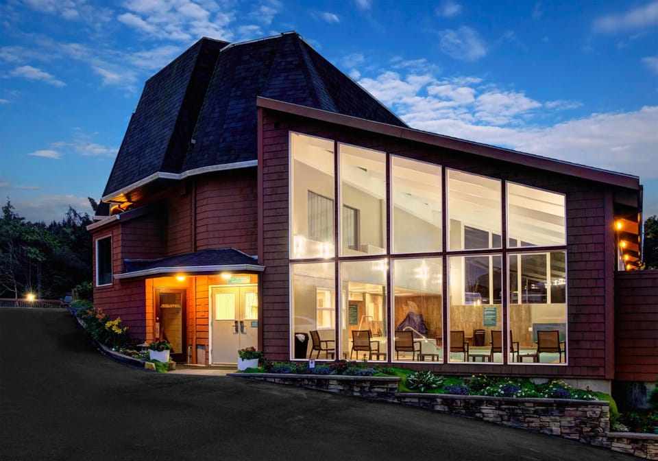 Hallmark Resort in Cannon Beach Hotel in Tolovana Park