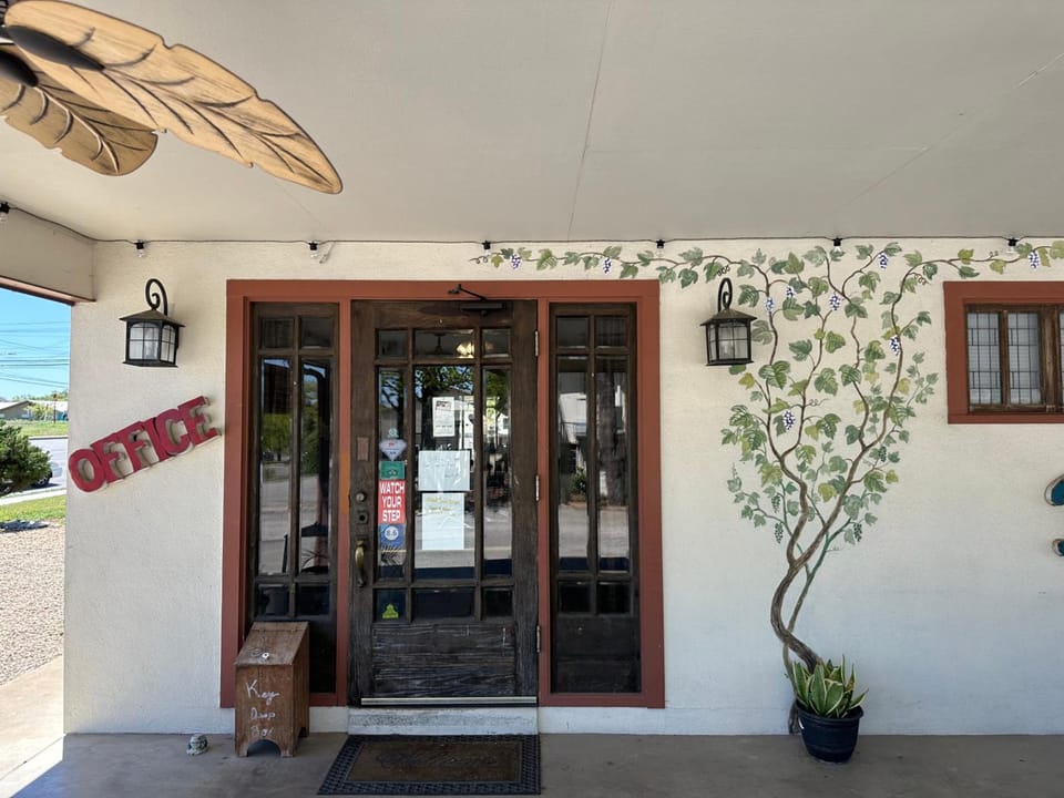 Sunset Inn and Suites Motel in Fredericksburg