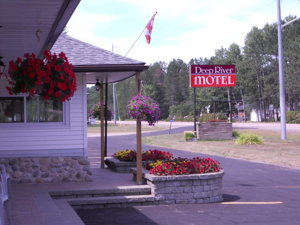Deep River Motel Motel in Ontario