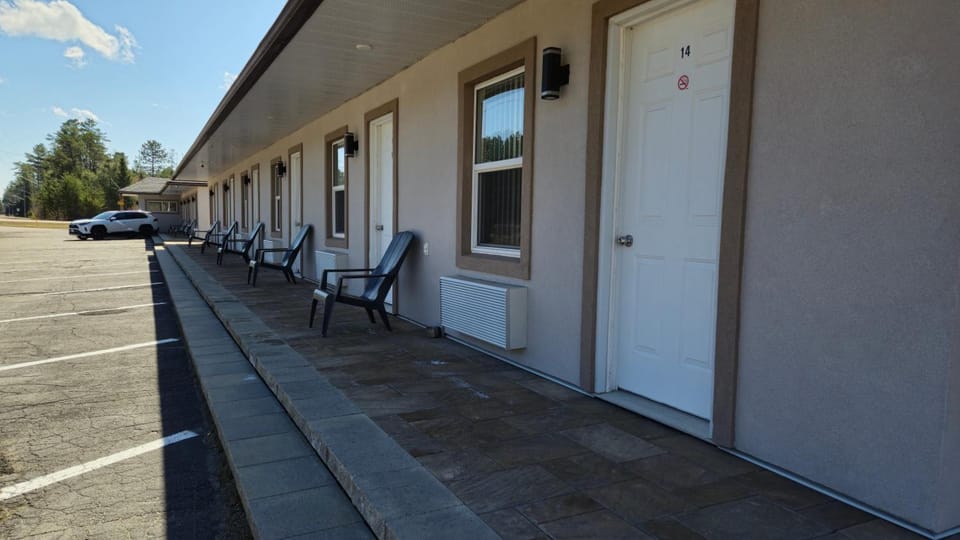 Deep River Motel Motel in Ontario