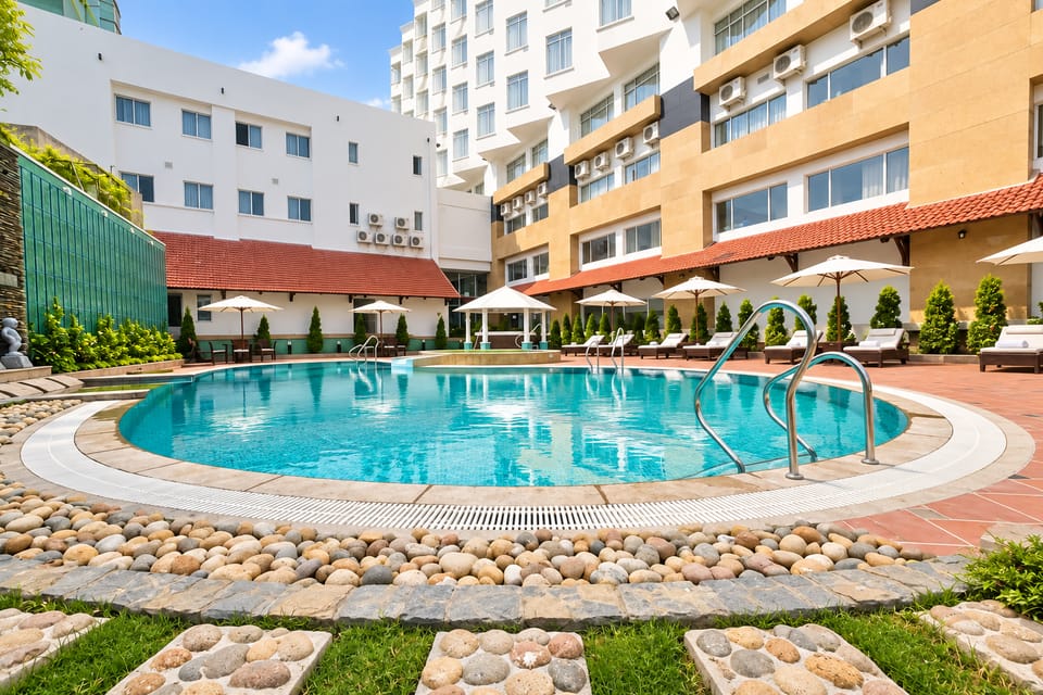 Swimming pool [outdoor]