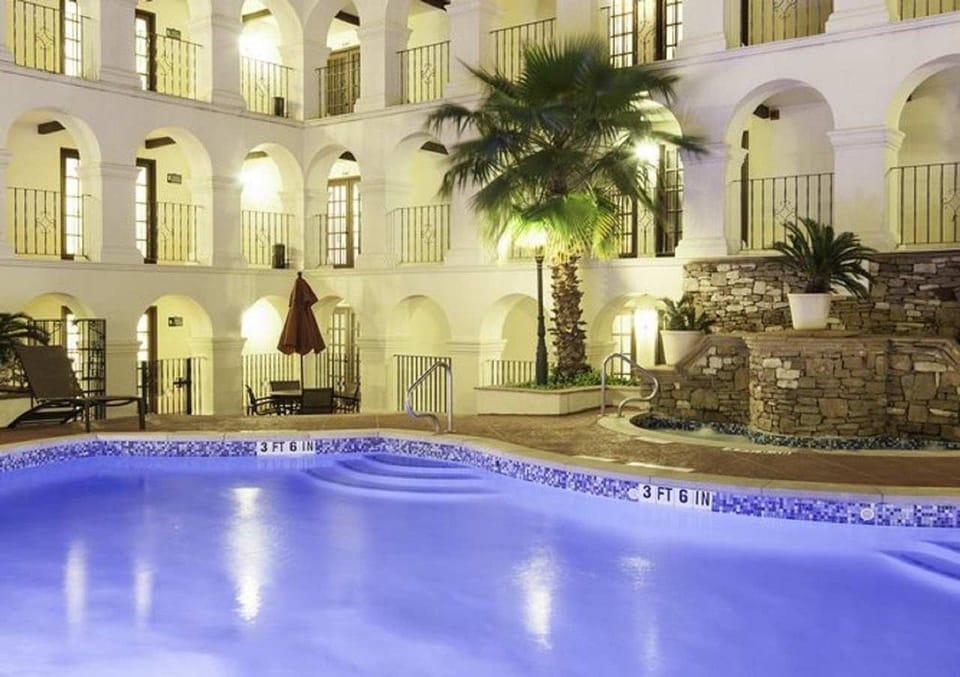Swimming pool [outdoor]