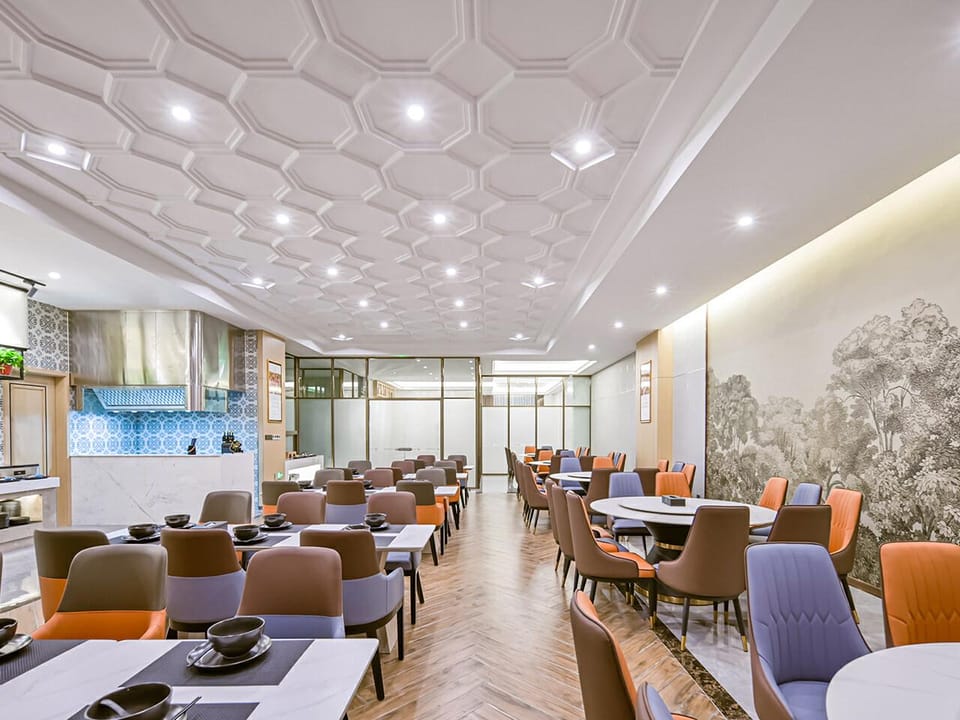 Vienna International Hotel Anyang Linzhou Hongqiqu Avenue Hotel in China