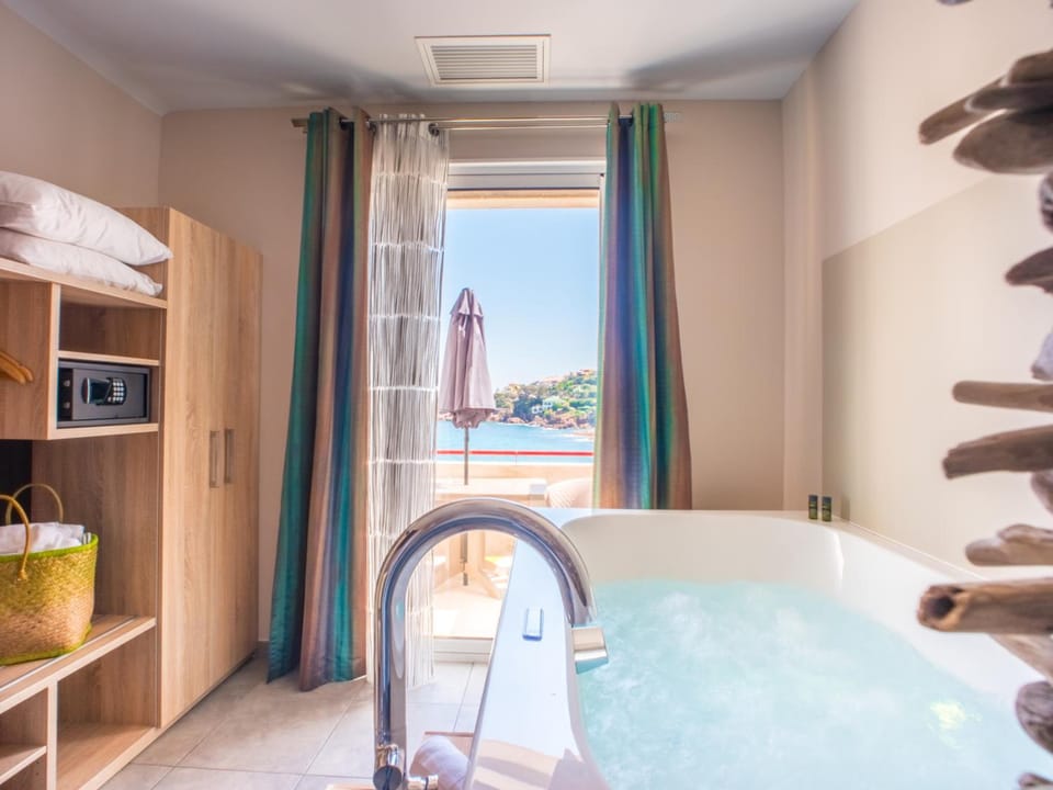 Hotel et Appart Hotel Les Flots Bleus Apartment hotel in Saint-Raphael